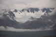 Blick von der Fähre über den Lyngenfjord auf einen Gletscher