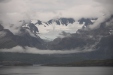 Blick von der Fähre über den Lyngenfjord auf einen Gletscher